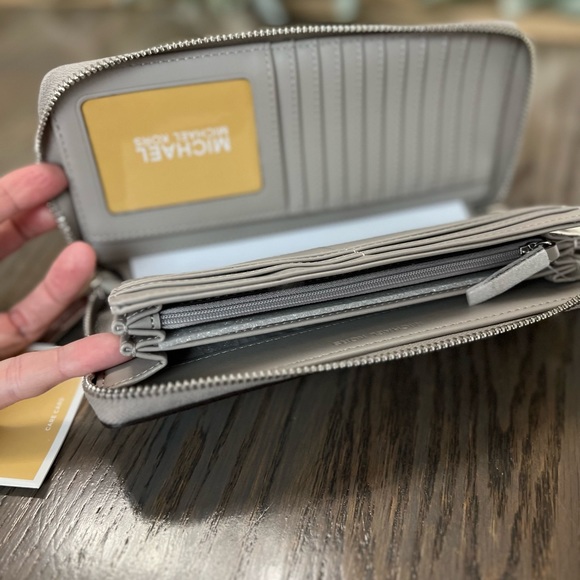 Michael Kors NEW leather jet set large zip around wallet/wristlet - Picture 3 of 10